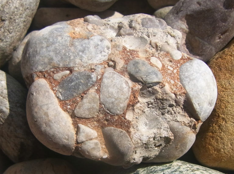 Konglomerat aus der Molasse mit roter Grundmasse